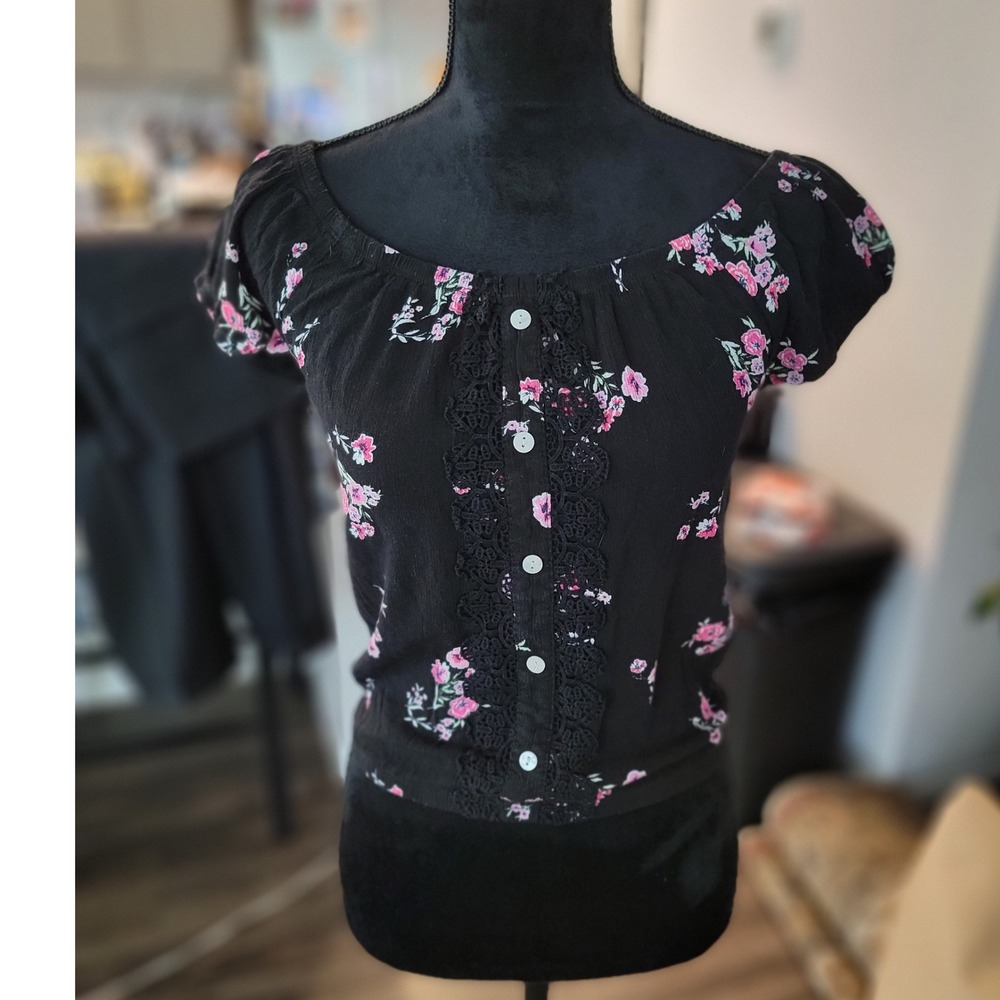 No Boundaries Women's Black Floral Peasant-style Top
